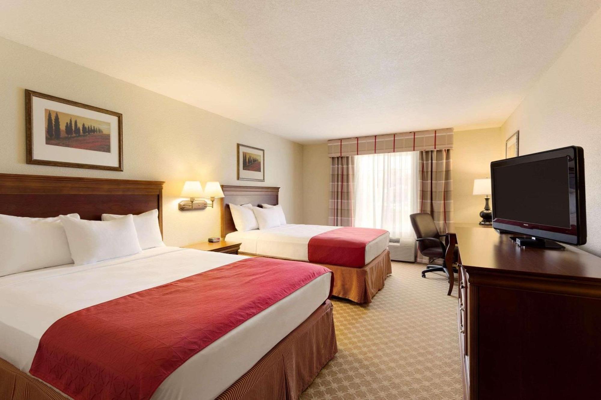 Country Inn & Suites By Radisson, Nevada, Mo ภายนอก รูปภาพ